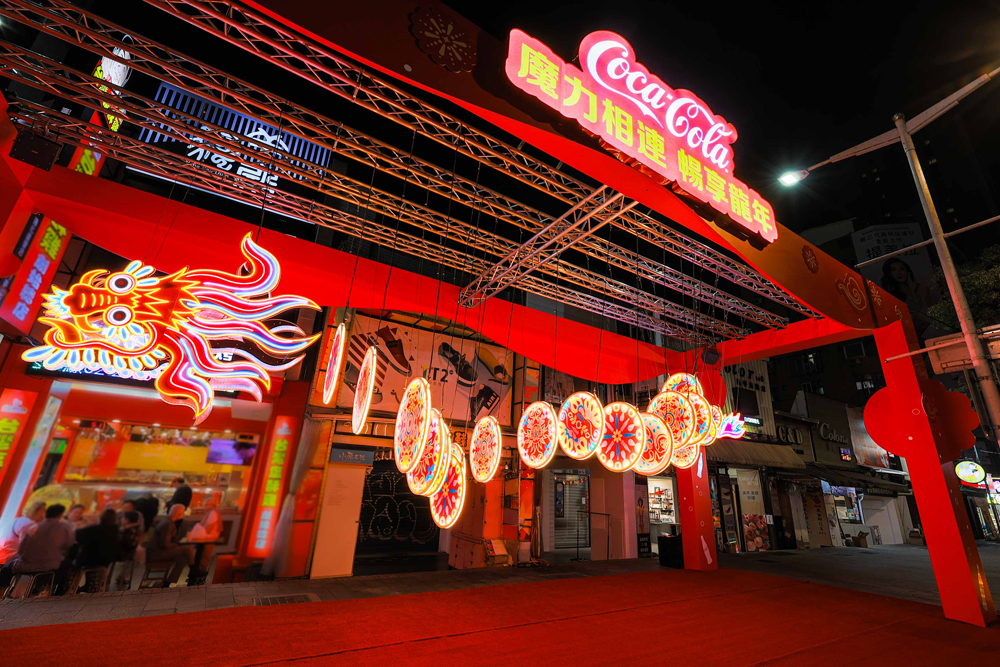 台北灯节展出的「可口可乐」花灯