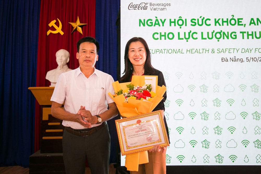 The workshop provided complimentary health assessments for the participants. Karen So, Managing Director of Swire Coca-Cola, received a Certificate of Merit from the local government in recognition of Coca-Cola Vietnam’s contributions to community support.