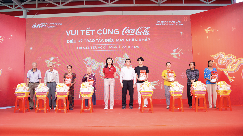 越南守德市人民委员会副主席Mr. Nguyen Ky Phung与太古可口可乐总裁苏薇，在活动上向当地的弱势社群赠送新春礼物。