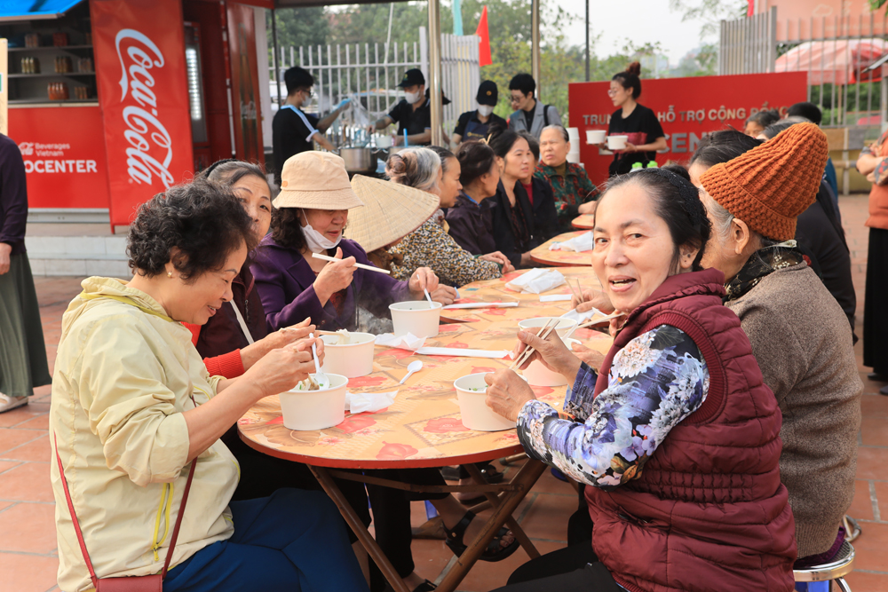 项目在河内举办新年聚餐，免费招待弱势社群。