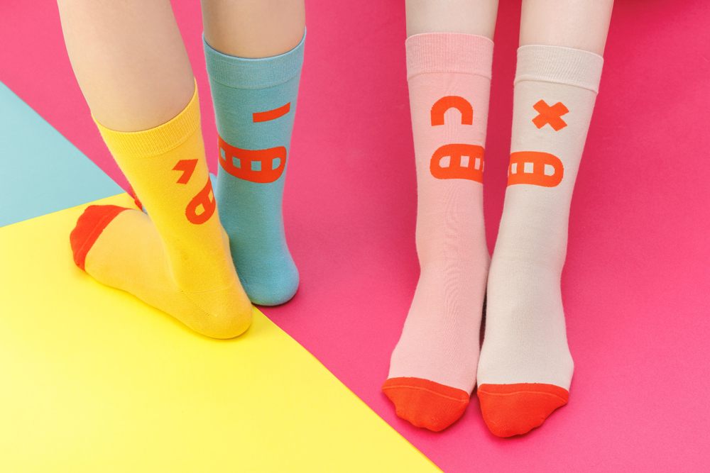 四款不同设计的袜子，象徵每个人都是独一无二的。
