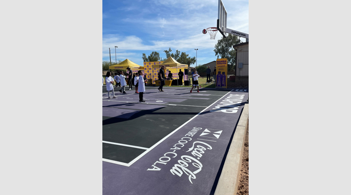 美國太古可口可樂贊助了在亞利桑那州梅薩的慈善機構Boys & Girls Club的一個籃球場翻新工程。