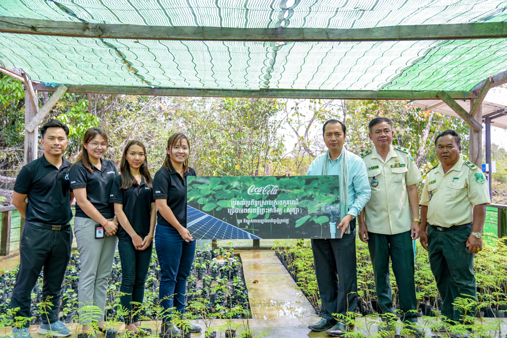 柬埔寨环境部秘书长Neth Pheaktra出席太阳能灌溉系统的捐赠仪式。
