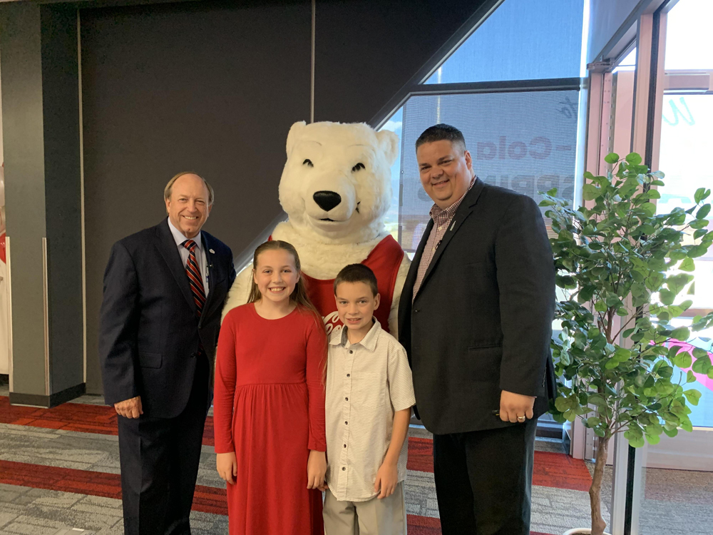 The grand opening also served as an opportunity to highlight four community partners that received a total CSR donation of US$25,000 from Swire Coca-Cola USA. Our continuous investment in the Colorado Springs community was recognised by Colorado Springs Mayor John Suthers (1st from left) during the ceremony.