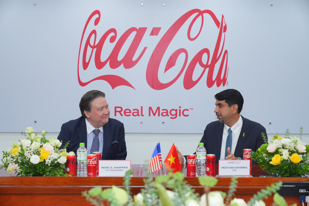 越南可口可乐首席执行官Mr. Peeyush Sharman（右）接待美国驻越南大使马克‧纳帕（左）。