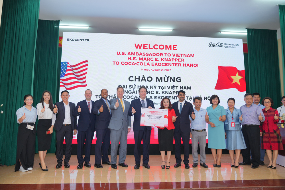 美国驻越南大使马克‧纳帕到访EkoCenter，并捐赠了100本儿童图书。