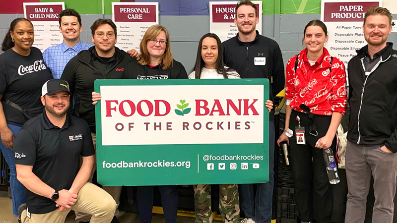 在美国科罗拉多州丹佛，当地员工参与了一项由食物银行Rockies举行的义工活动，总共协助整理了21个托盘，12,606磅食物和10,189个餐点，打破了该机构今年的纪录。