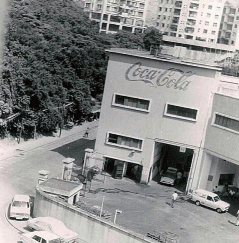 Swire enters the Coca-Cola bottling business with the purchase of the Lai Chi Kok bottling plant in Hong Kong.