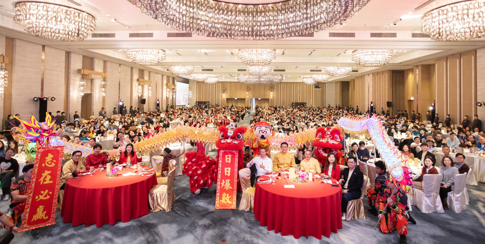 另外，香港太古可口可乐举行的春茗活动有近千位员工和宾客出席。今年的主题是「新春贺龙年」，精彩的舞龙舞狮表演为活动揭开喜庆的序幕，也为这个龙年打响头炮！