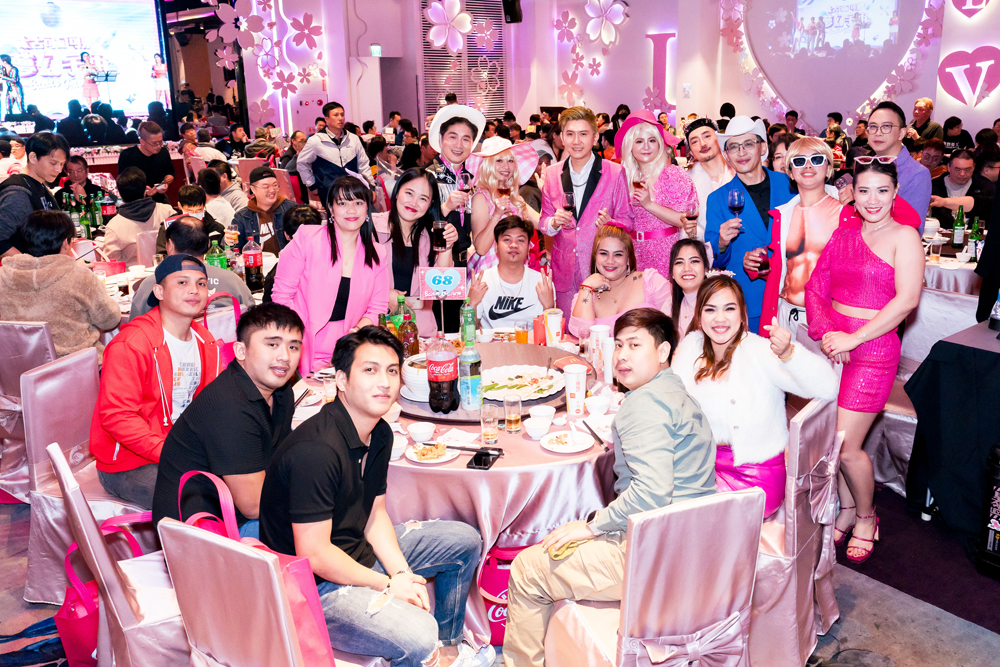 台灣太古可口可樂舉辦新春晚宴，管理層扮裝成人氣角色「芭比」和「肯尼」，與台灣的全體員工一起歡慶過去一年公司取得的豐碩成果。活動讓一眾員工留下美好回憶，一同迎向2024年！