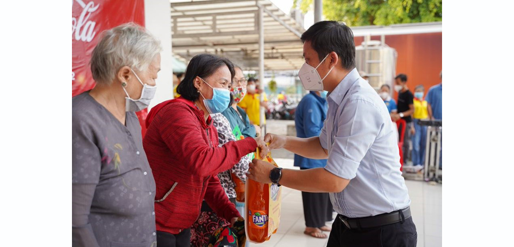 越南可口可乐为社区的有需要人士送上新年礼盒。