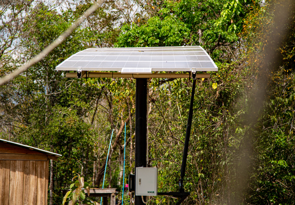 太阳能光伏板将阳光转化成电力，为灌溉系统提供能源。